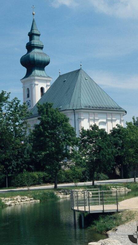 Bild der Ortsweiher Kirche mit Seeblick